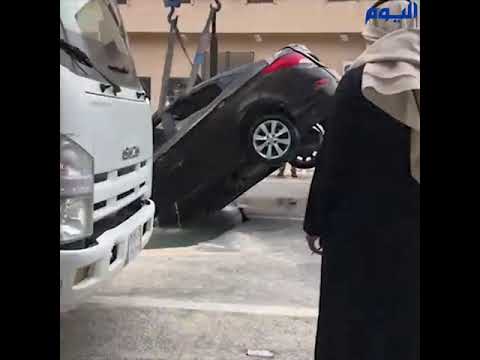 بالفيديو.. انتشال سيارة ابتلعها هبوط أرضي في الأحساء