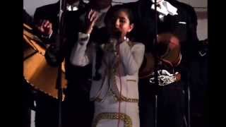 preview picture of video 'Andri La Charrita de Oro junto al Mariachi Show 2000 - Deja que Salga la Luna'