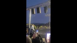 Nuovo Guinness World Record di «sciabolata» per Mirko Rainer: il video delle 96 bottiglie aperte ...