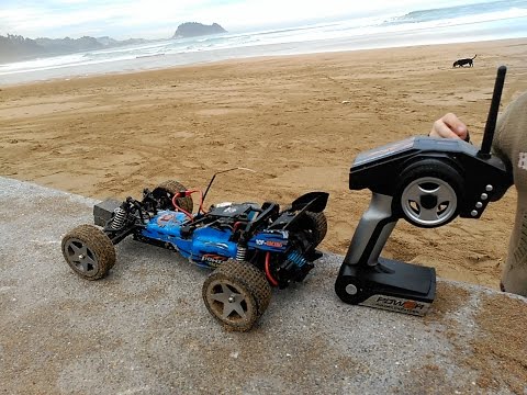 Vídeo para niños. Derrapes y trompos Coche RC radio control playa arena. Video for kids car RC beach