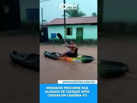 Morador percorre rua alagada de caiaque após chuvas em Caseara