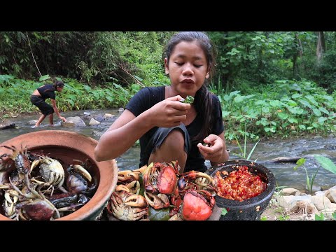 Survival skills: Catch Crabs in River For Food - Crab Cooking With Peppers & Eating Delicious