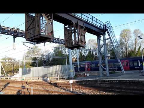 166215 2G81 departing from Swindon train station Wiltshire 13.4.2019