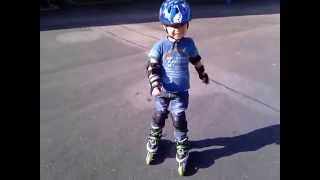 preview picture of video '3 Year young Toddler Inlineskating. 3 Jahre Kleinkind fährt Roller Skates'