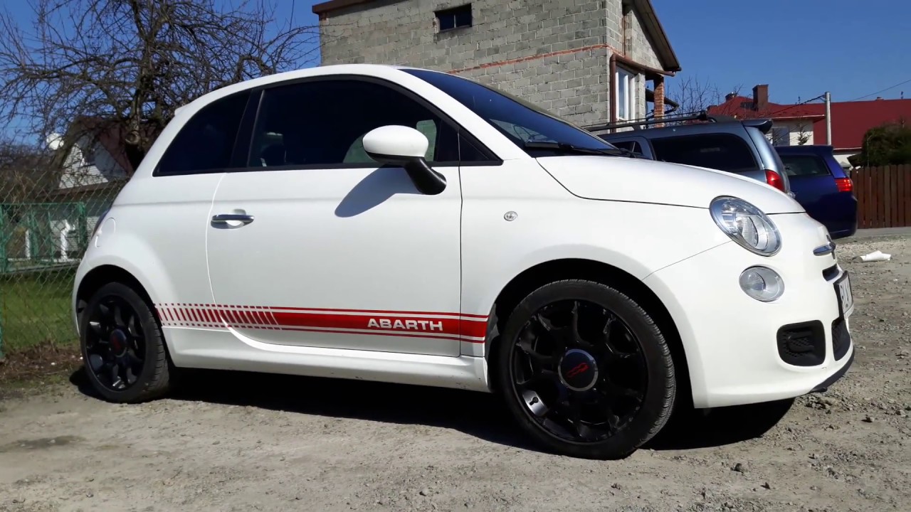 Naklejanie pasów bocznych na Fiat 500 - oklejanie samochodu