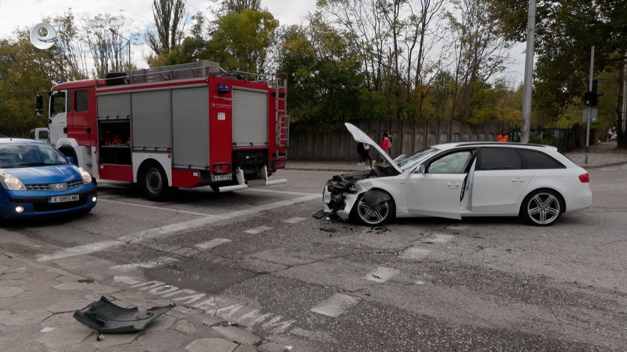 Катастрофа затрудни движението на оживено кръстовище в Хасково