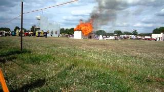 preview picture of video 'Odiham fire show 2010 - final display'