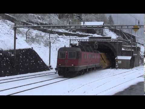 SBB Re 6/6 LA REGINA DEL GOTTARDO CON CARRI PORTA SCAMBI TRANSITA A WASSEN.(CH) 25 - 4 - 2016