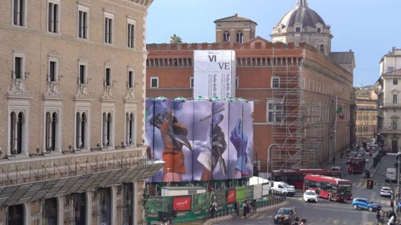 Webuild, a Piazza Venezia si alza il sipario sulla terza opera di "Murales"