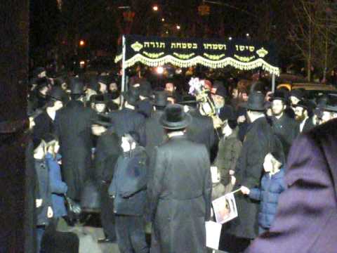 Satmar Rabbi Dancing By Hachnosas Sefer Torah   3