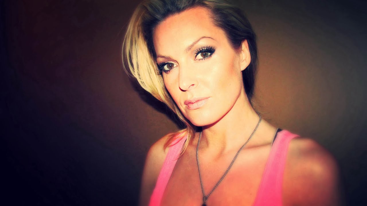 Hire MakeUp By Kelly Handevidt Makeup Artist in Minneapolis, Minnesota