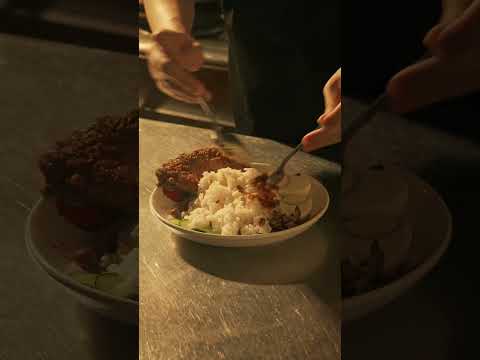 自家腌制的炸鸡，配上粒粒分明的椰浆饭……