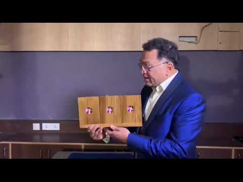 Saturn Magic - Hopping Queen wooden by Uday - Trick