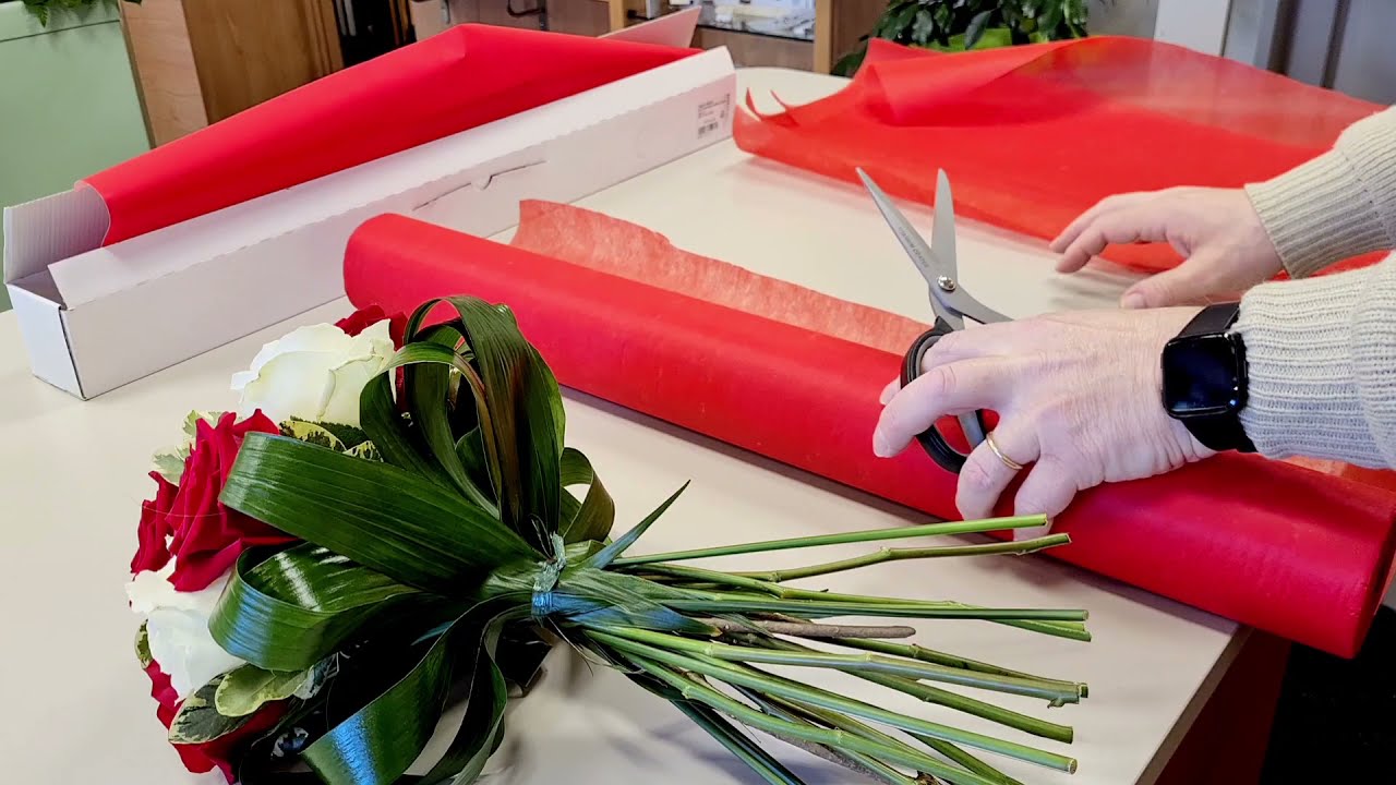 Watch Now Tutorial bouquet rose rosse e bianche compatto - wrapping flower bouquet Tutorial bouquet rose rosse e bianche compatto - wrapping flower bouquet