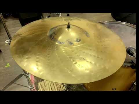 Zildjian 21’ Z3 MegaBell Ride 4274g vs. Zildjian 21’ Z Custom MegaBell Ride 3947g