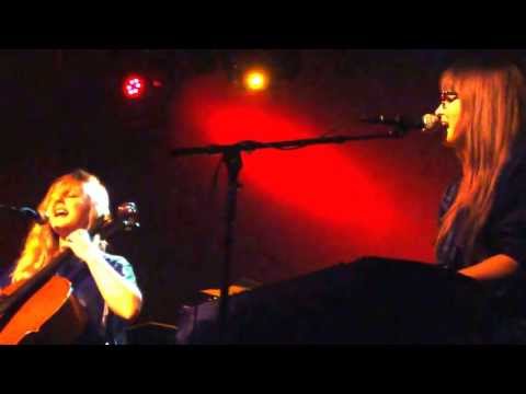 LINNEA OLSSON + JENNIE ABRAHAMSON "Psycho Killer" (Talking Heads) live 10.4.2013, Bett, Frankfurt