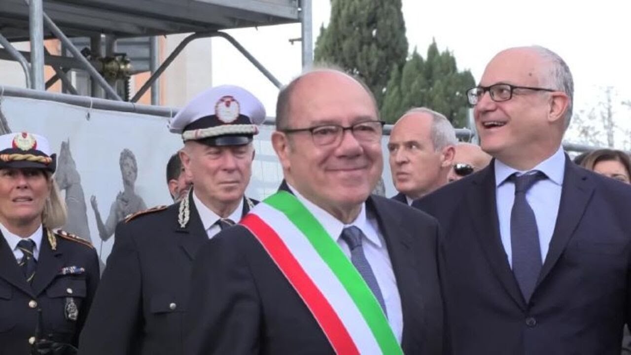 Verdone "sindaco per un giorno", la banda dei Vigili suona "Un sacco bello" al Campidoglio