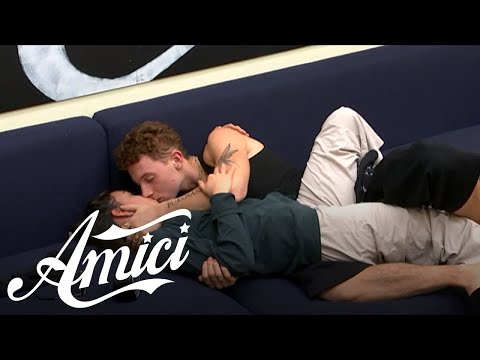 Amici 22 - I baci tra WAX e Claudia