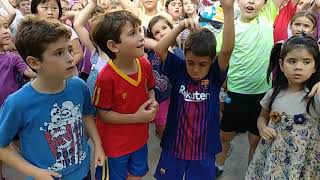 Bailando con los amigos en la fiesta del Ampa