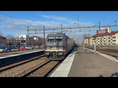 Omledningar via västkustbanan! Tåg på Halmstad Centralstation!