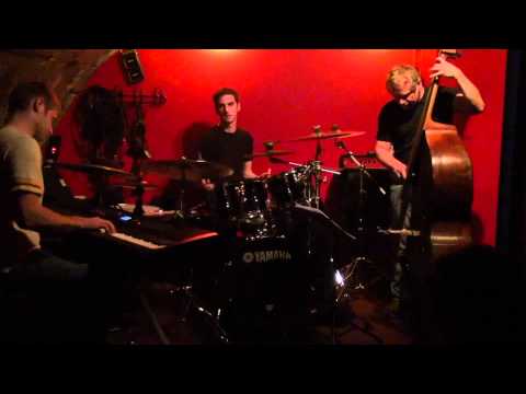 Finger Snap Trio - Nobody´s right if everybody´s wrong.mp4