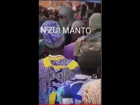 ⛔️ Bagarre : Le Sultan Bamouns bastone et déshabille Le Chef Tikar nu en public a Foumban