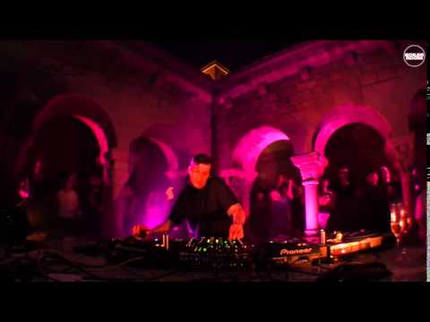 Dixon Innervisions drops Echonomist - Cinnamon at his Dekmantel Boiler room dj set