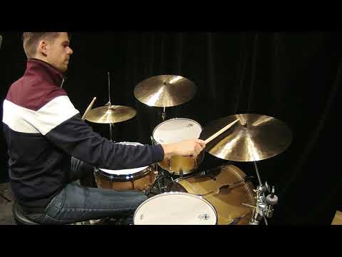 Quick comparison of Sabian Artisan Crashes 17" (1216gr) and 19" (1500gr)