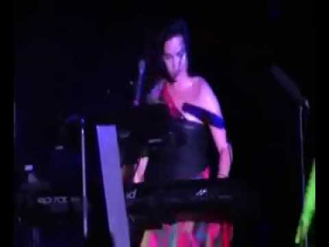 Amy Lee Breaks the Keyboard!