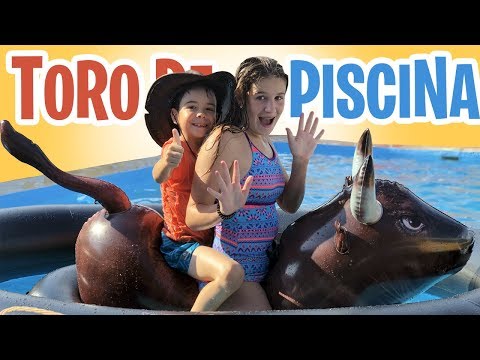 UN TORO EN LA PISCINA !! SI TE CAES PIERDES (JUEGOS DE PISCINA) // familukis