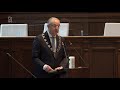 Burgemeester Aboutaleb spreekt de gemeenteraad toe over de razziaherdenking