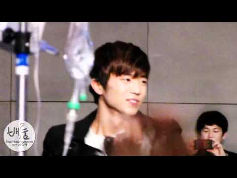 [FANCAM] 111227 Charity concert at Samsung Medical Center - Hands up [Wooyoung]-3