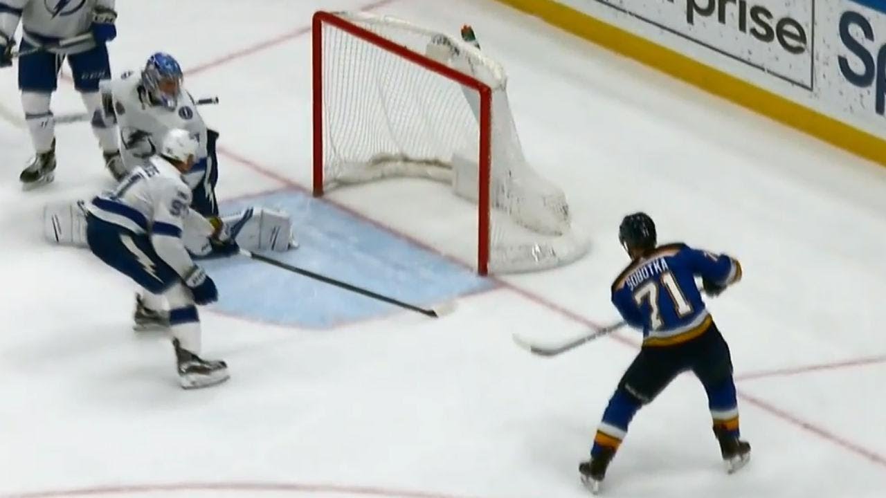 Vidéo: Le PIRE BUT DÉSERT RATÉ de l'HISTOIRE du HOCKEY...