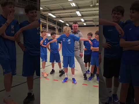 OMG😱WAS  machen SEINE ARME ?