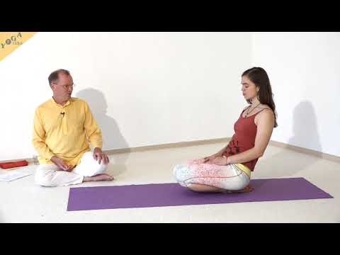 Fersensitz mit abgehobenen Knien - Yoga Asana Lexikon