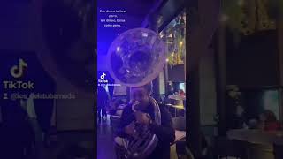con dinero baila el perro