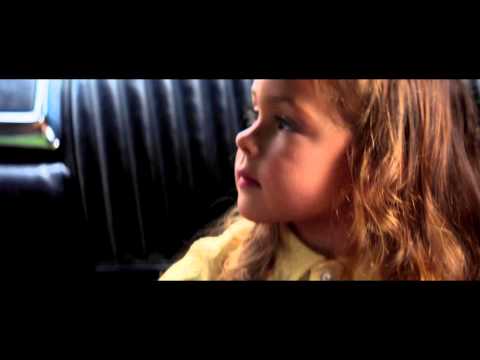 Дама в очках и с ружьем в автомобиле - Trailer