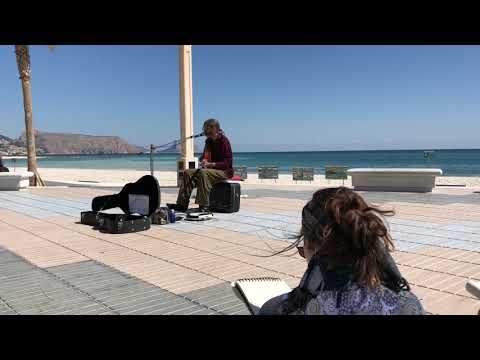 Voodoo Chile live on the promenade, with art students drawing the musician