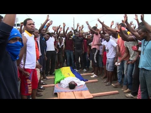Gabon: tensions à Libreville, procession pour un civil tué