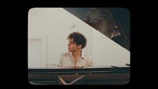 Musik-Video-Miniaturansicht zu Just Love Songtext von Joshua Bassett