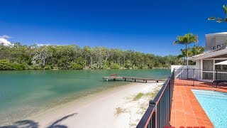 preview picture of video 'Waterfront Holiday House in Noosa'