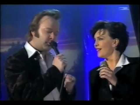 Agents & Jorma Kääriäinen / Paula Koivuniemi - Kaupungin illassa yksin (Live)