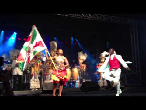 Casal da Grande Rio dança com a bandeira do Carnaval 2013