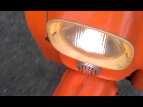 Simson Schwalbe 1964 mit Handschaltung fährt auf dem Garagenhof im 1. Gang