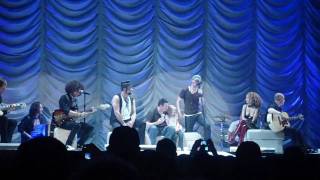 Enrique Iglesias invited little girl on stage live Belgium