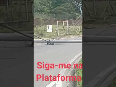 Poste entra em frente um carro em Votorantim SP