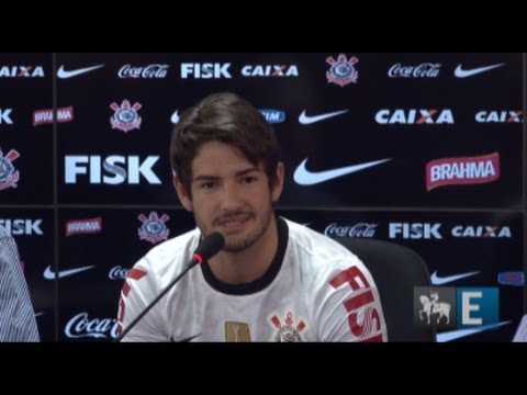 Pato: "Resolvi voltar porque senti o calor da torcida do Corinthians"