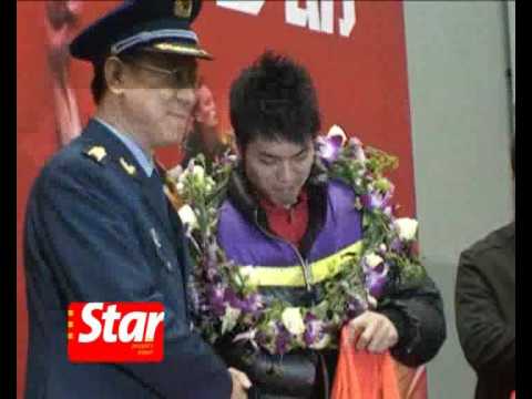 Chinese badminton team visits army camp