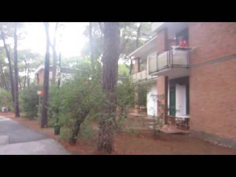 Lässige Müllentsorgung im Riva del Sole, Toskana