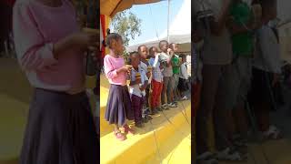 Watoto wa Tumeuona mkono wa Bwana (Zabron Singers Jr) wakiimba live jukwaani